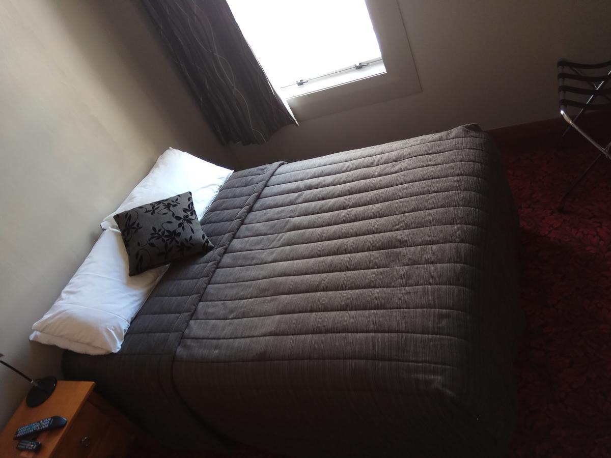 Otautau Hotel Екстериор снимка