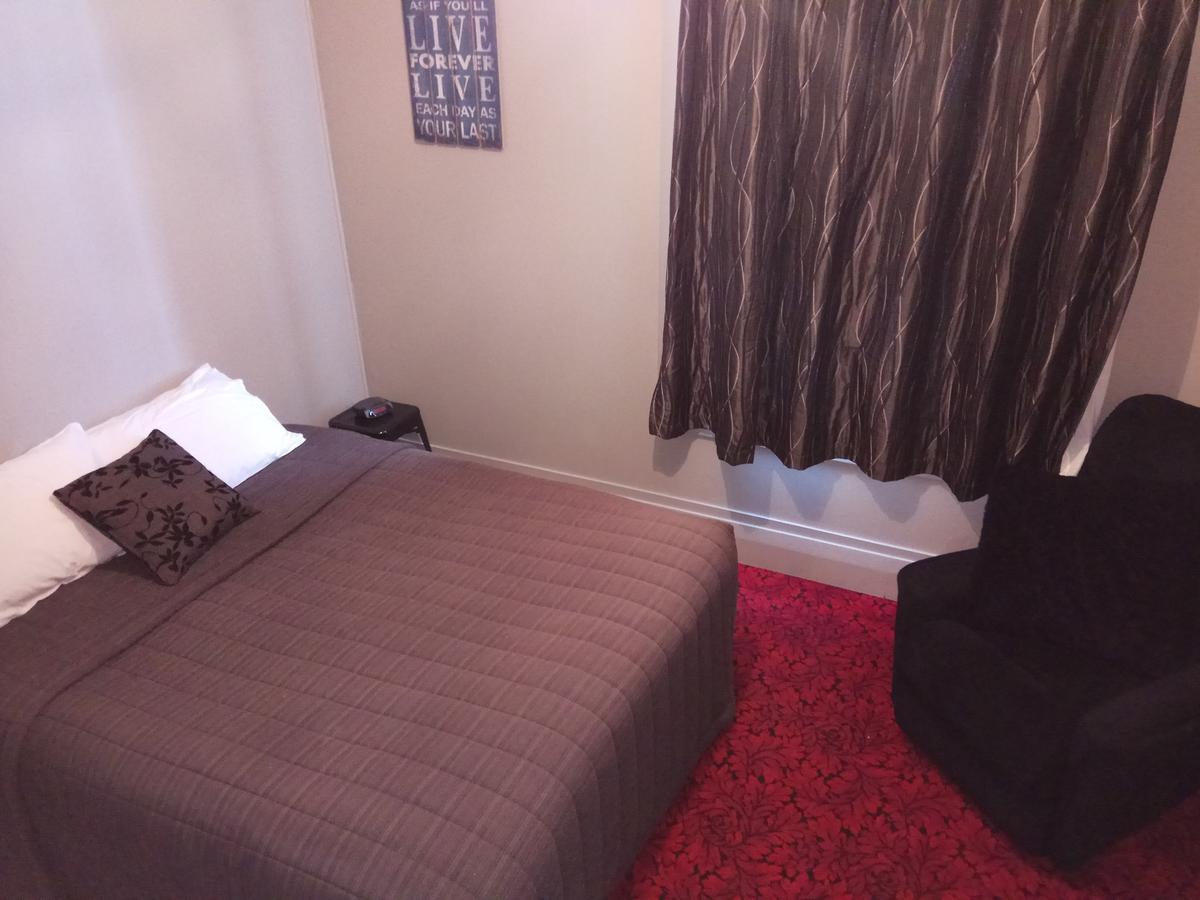 Otautau Hotel Екстериор снимка