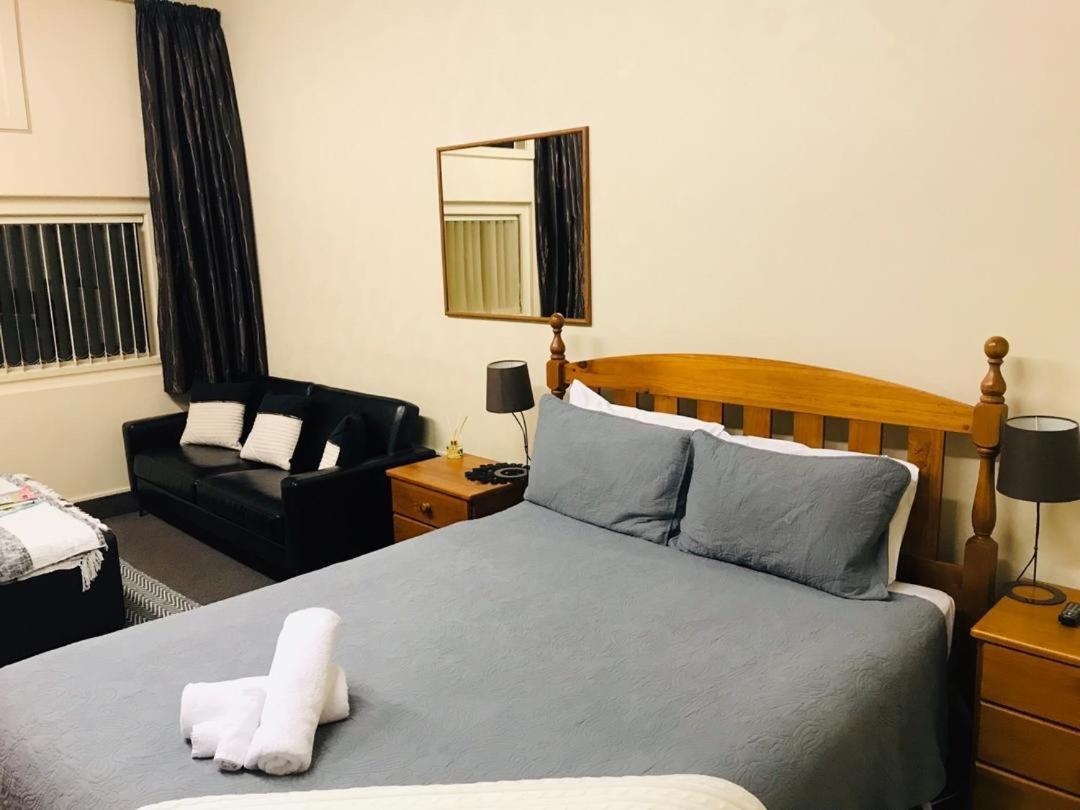 Otautau Hotel Екстериор снимка