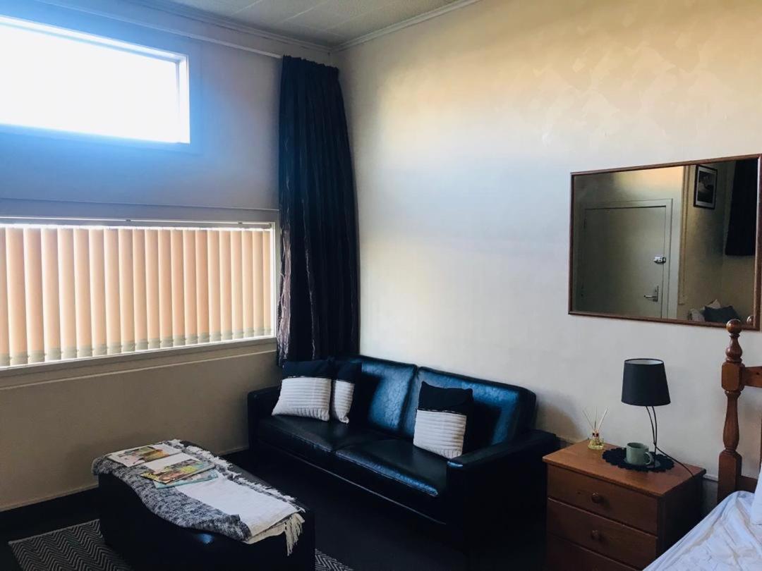 Otautau Hotel Екстериор снимка